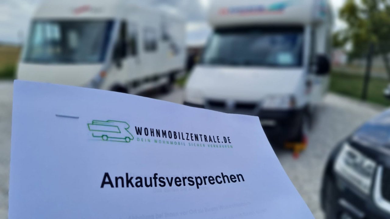 Zettel mit "Ankaufsversprechen", Wohnmobile im Hintergrund
